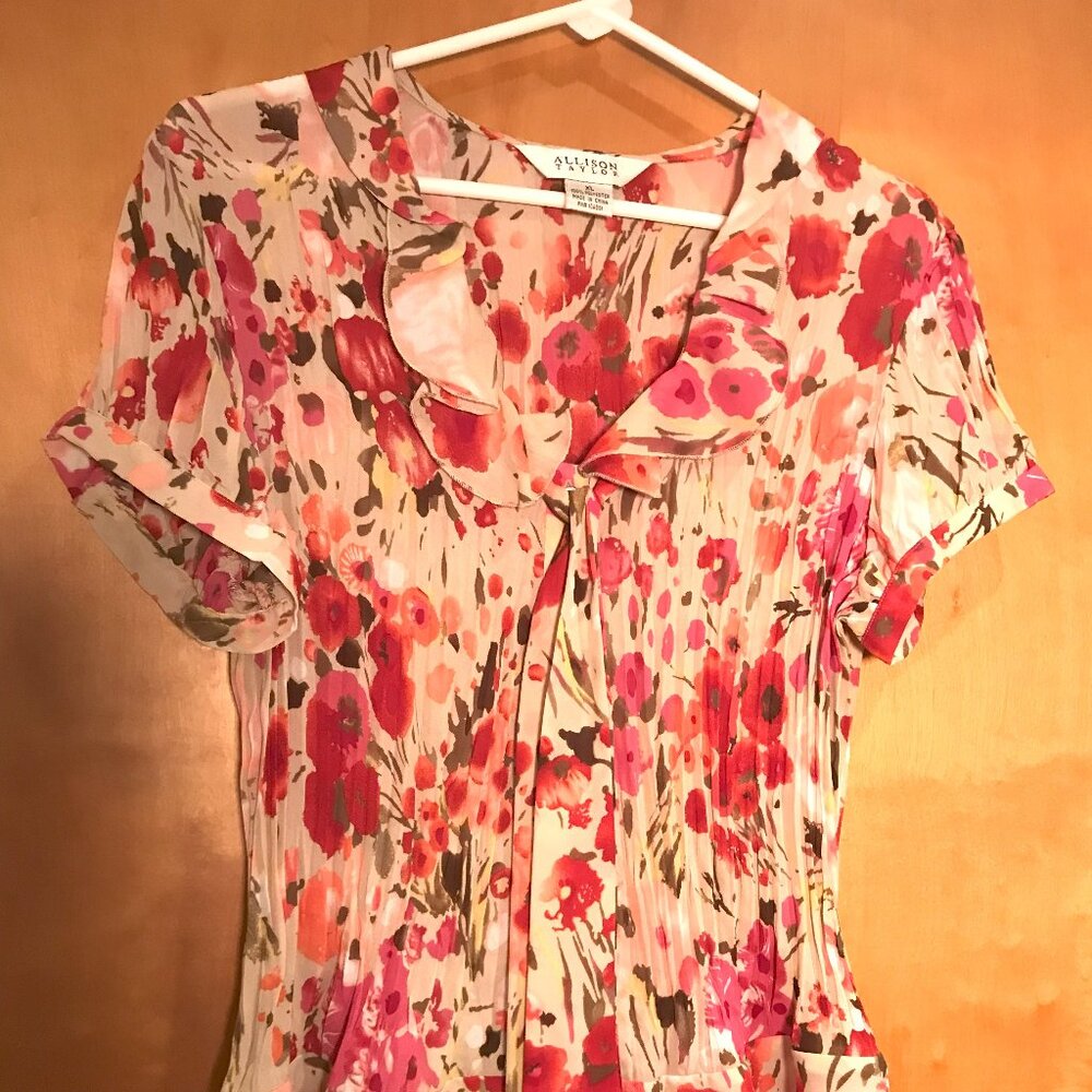 Women’s short sleeve floral top  - 100% polyester Size XL